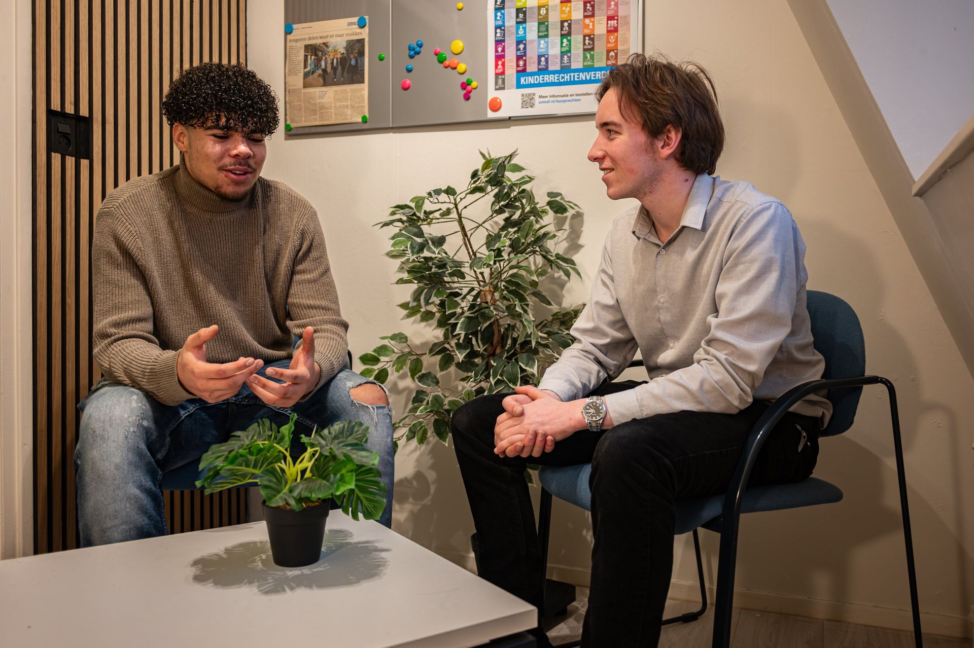 Twee jongeren in gesprek