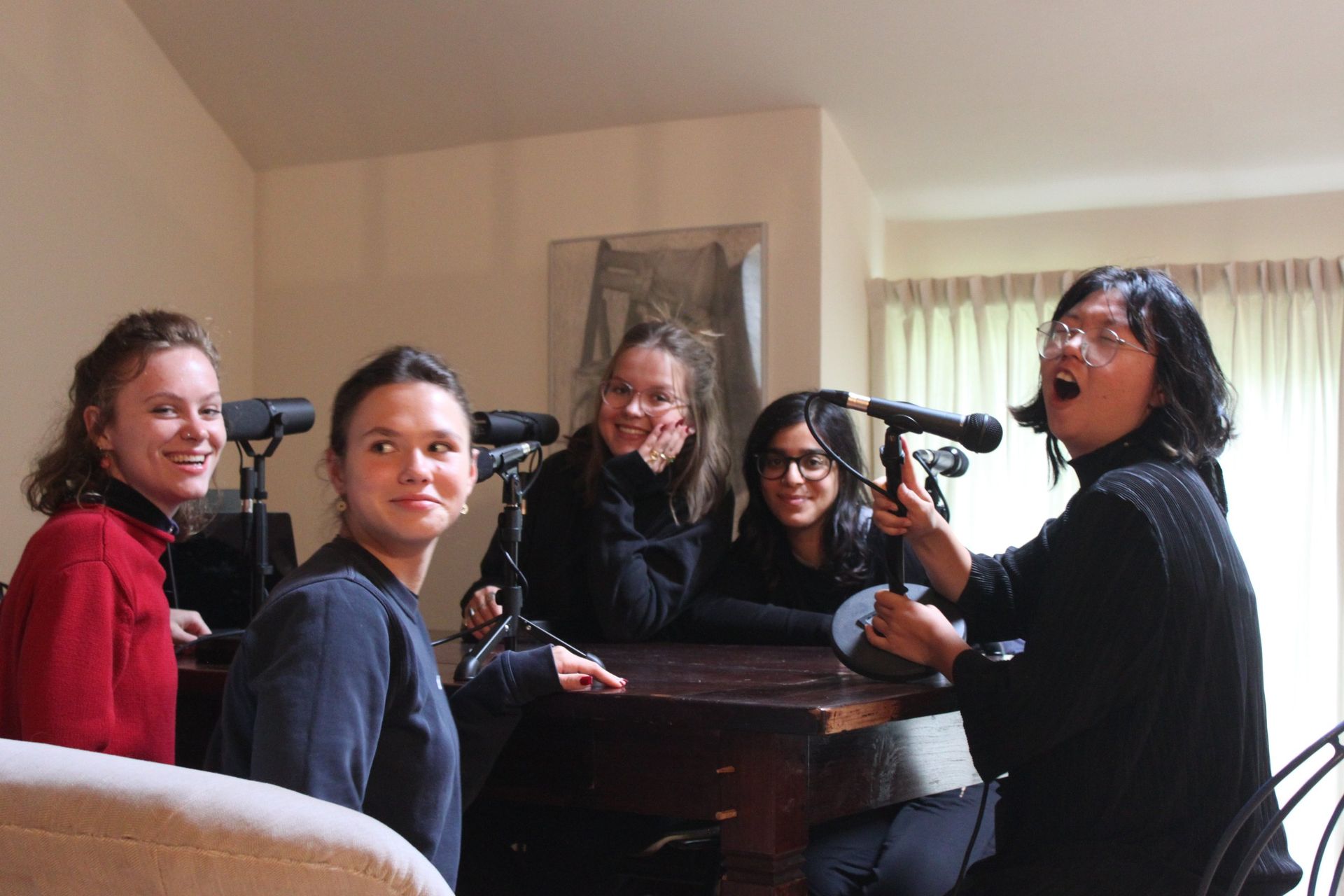 Jongeren nemen een podcast op