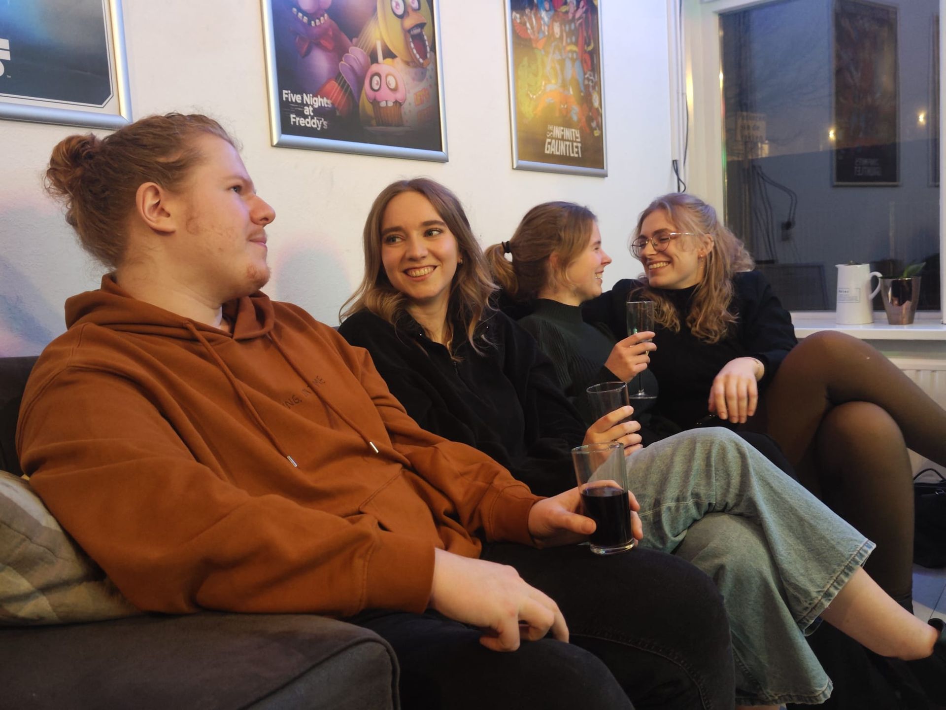 Jongeren op de bank in De Huiskamer