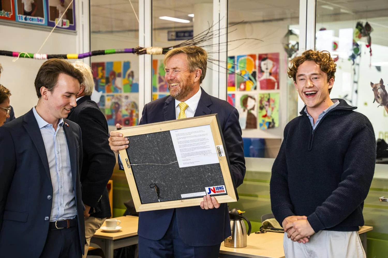 Koning Willem-Alexander met het cadeau van Jong Noord